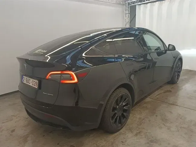 Tesla Model Y — imagine 4
