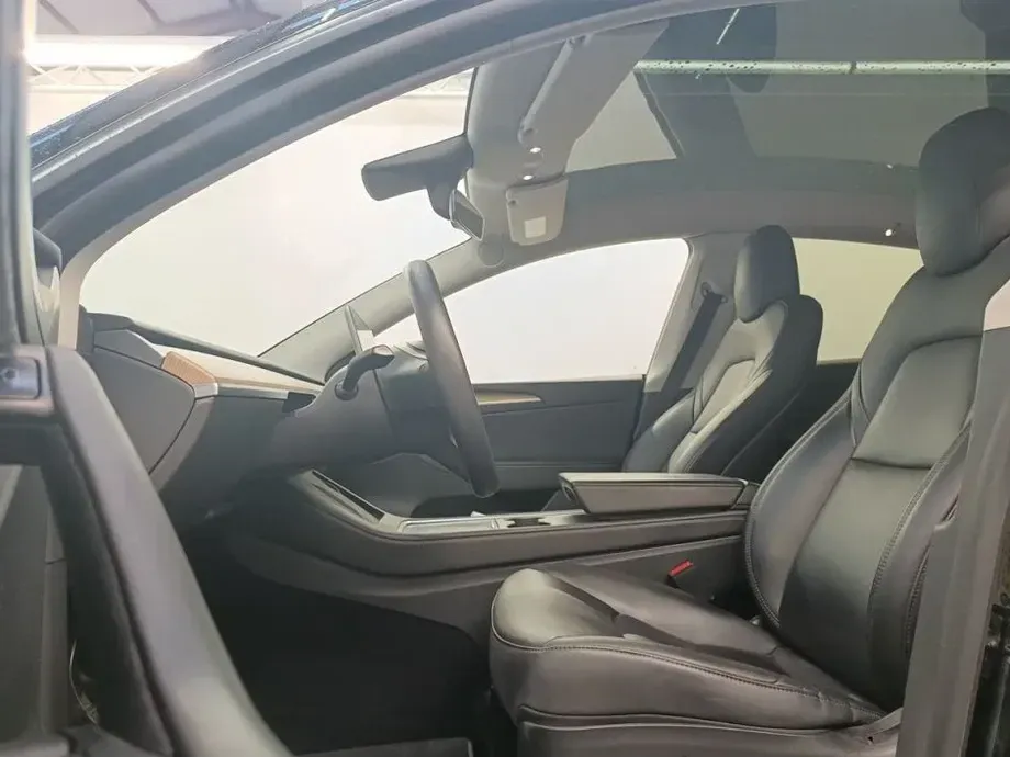 Tesla Model Y — imagine 5