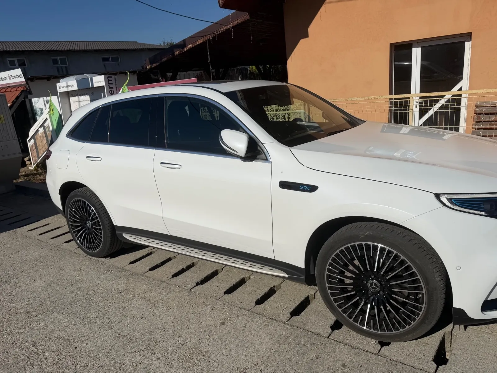 Mercedes-Benz EQC — imagine 9