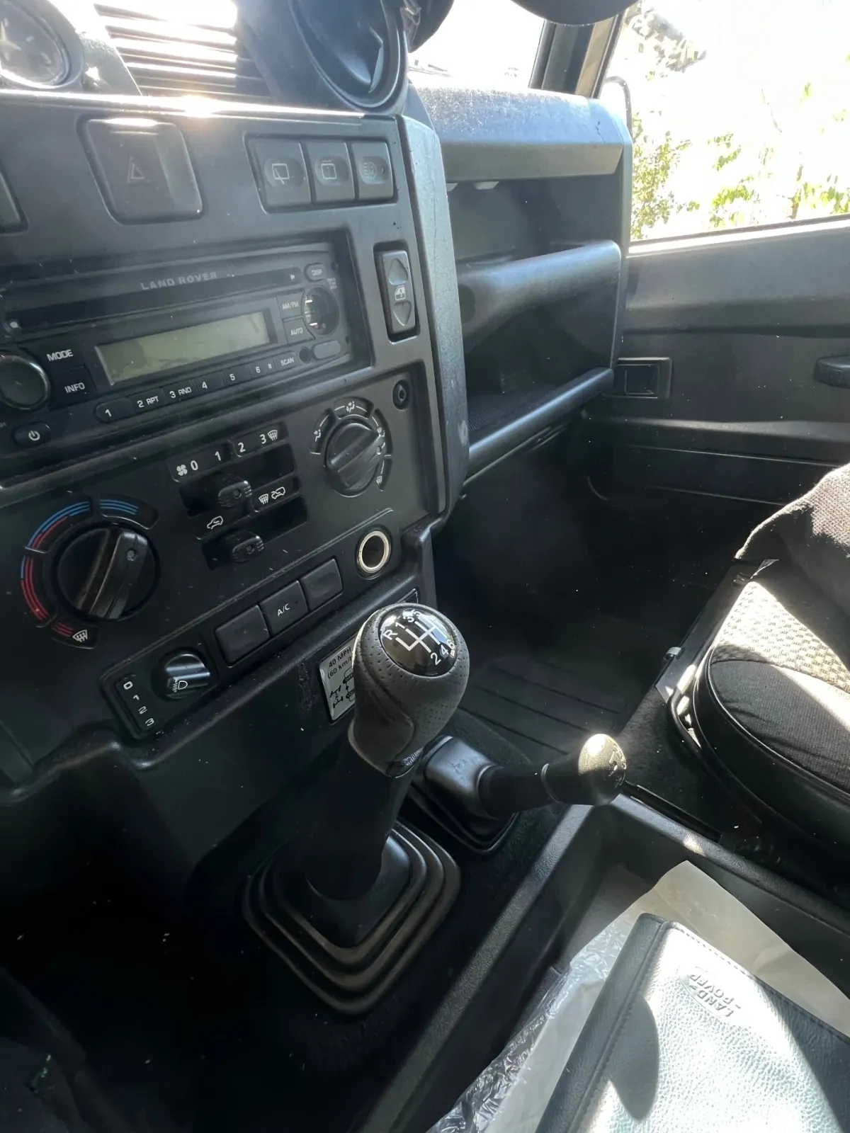Land Rover Defender 110 S/W — imagine 10