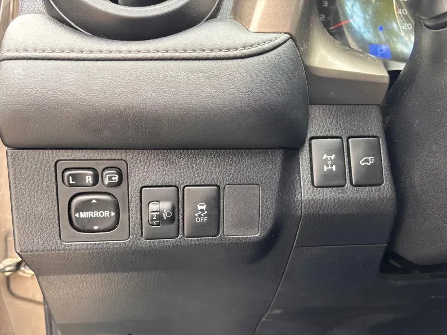 Toyota RAV4 IV 2.2 D-4CAT 4WD Aut Executive — imagine 10