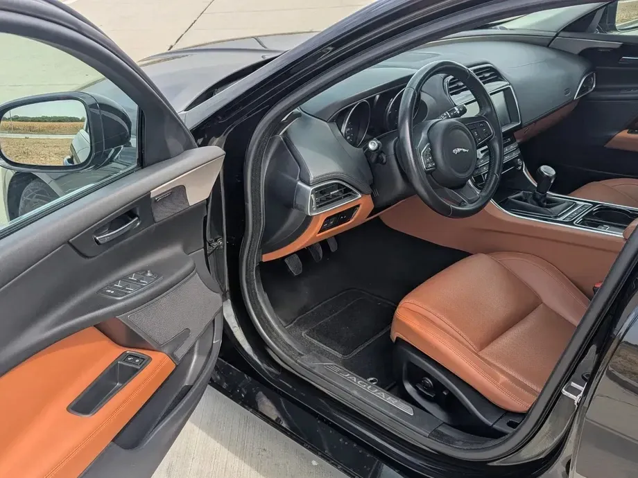 Jaguar XE 2.0 Prestige — imagine 10