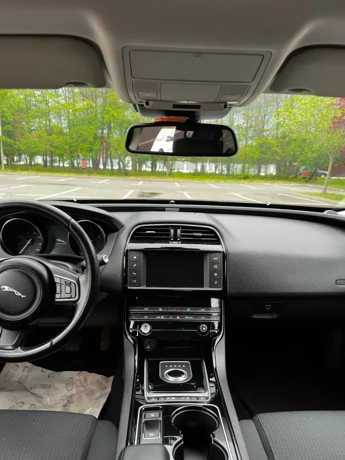Jaguar XE — imagine 3
