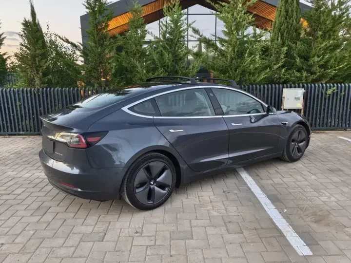Tesla Model 3 Langstreckenbatterie Allradantrieb Dual Motor
