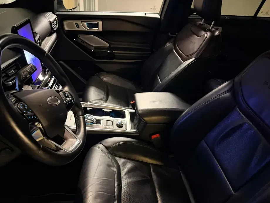 Ford Explorer 3.0 PHEV Platinum — imagine 5