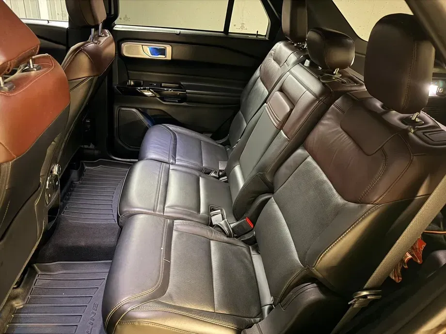 Ford Explorer 3.0 PHEV Platinum — imagine 7