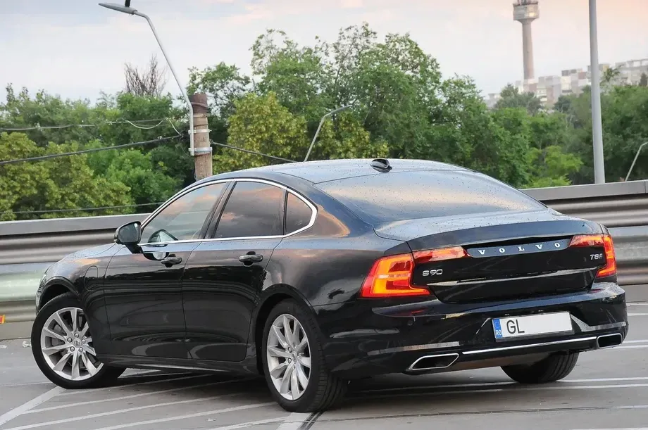 Volvo S90 T8 Twin Engine AWD Geartronic Momentum — imagine 4