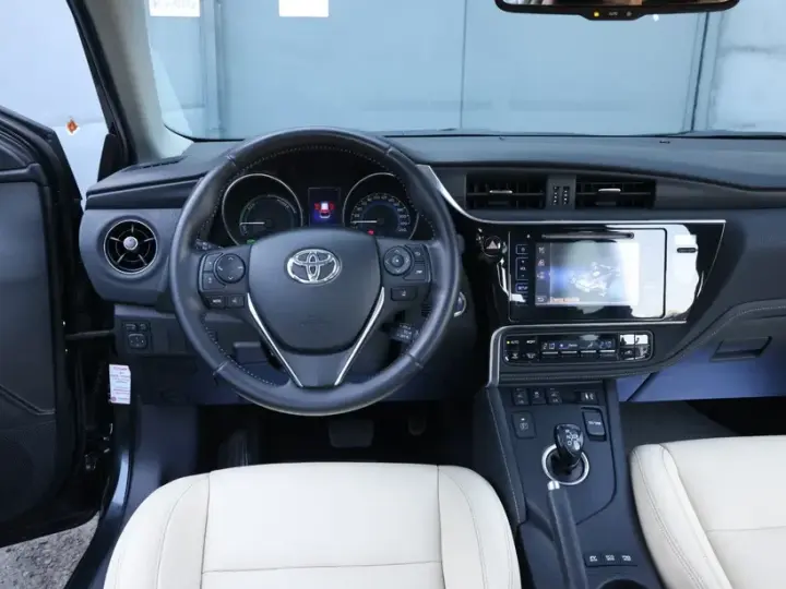 Toyota Auris 1.8 L VVT-i Sol+