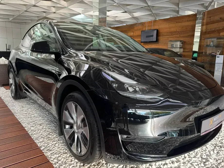 Tesla Model Y Long Range Dual Motor AWD — imagine 3