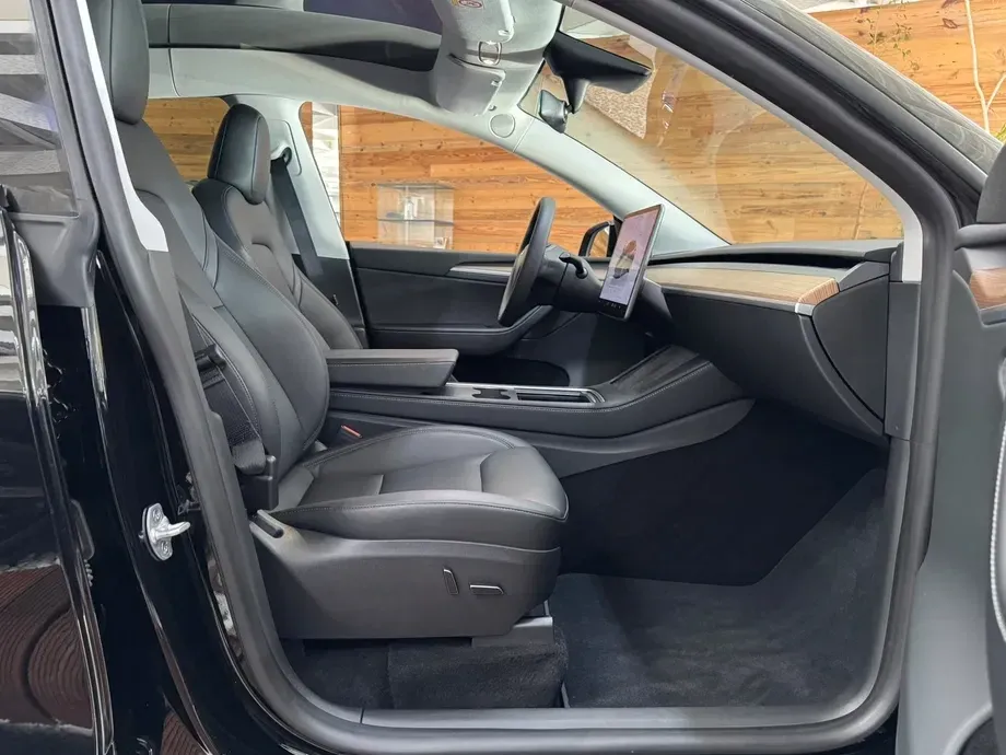 Tesla Model Y Long Range Dual Motor AWD — imagine 10