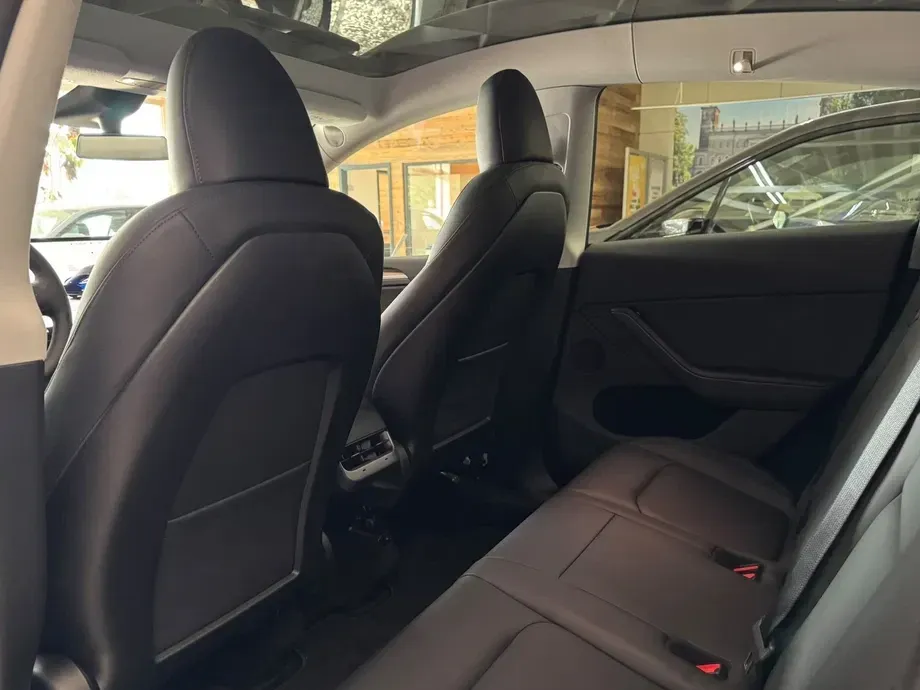 Tesla Model Y Long Range Dual Motor AWD — imagine 8