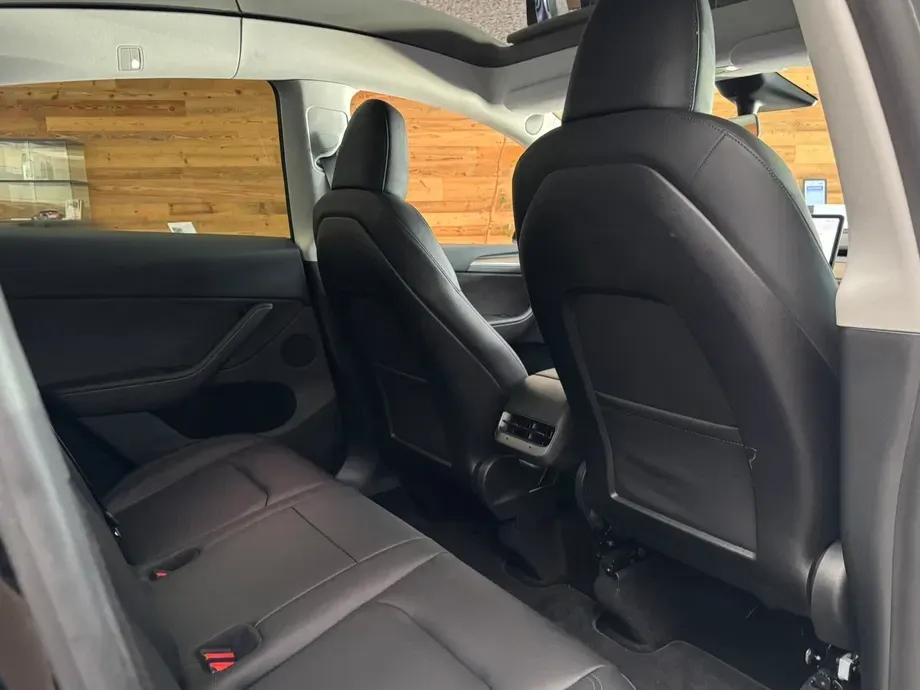 Tesla Model Y Long Range Dual Motor AWD — imagine 9