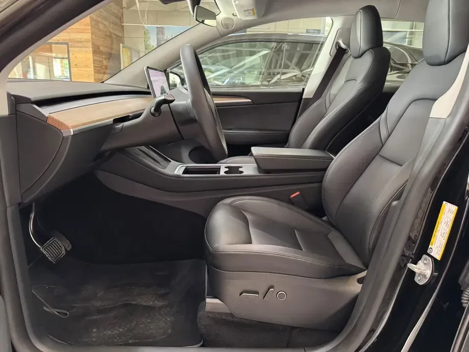 Tesla Model Y Long Range Dual Motor AWD — imagine 7