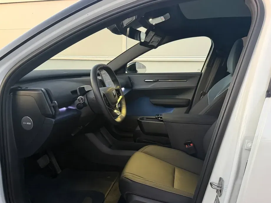 Volvo EX30 Twin Motor Performance Ultra — imagine 8