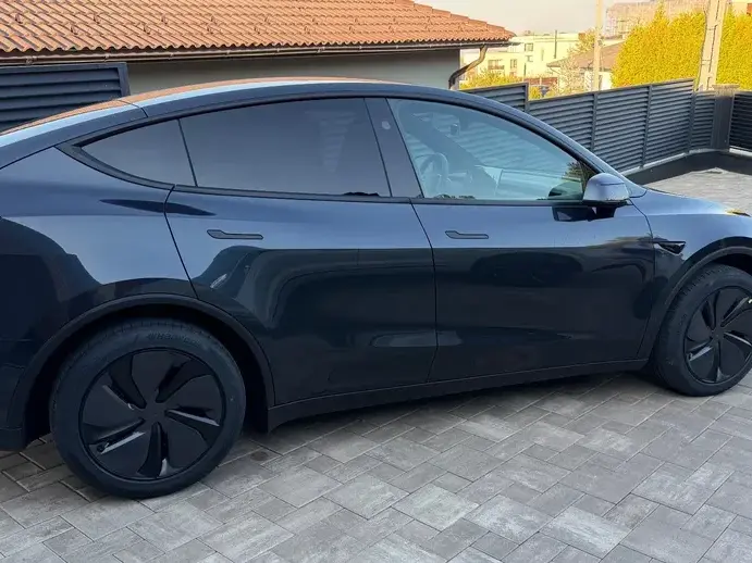 Tesla Model Y RWD Standard