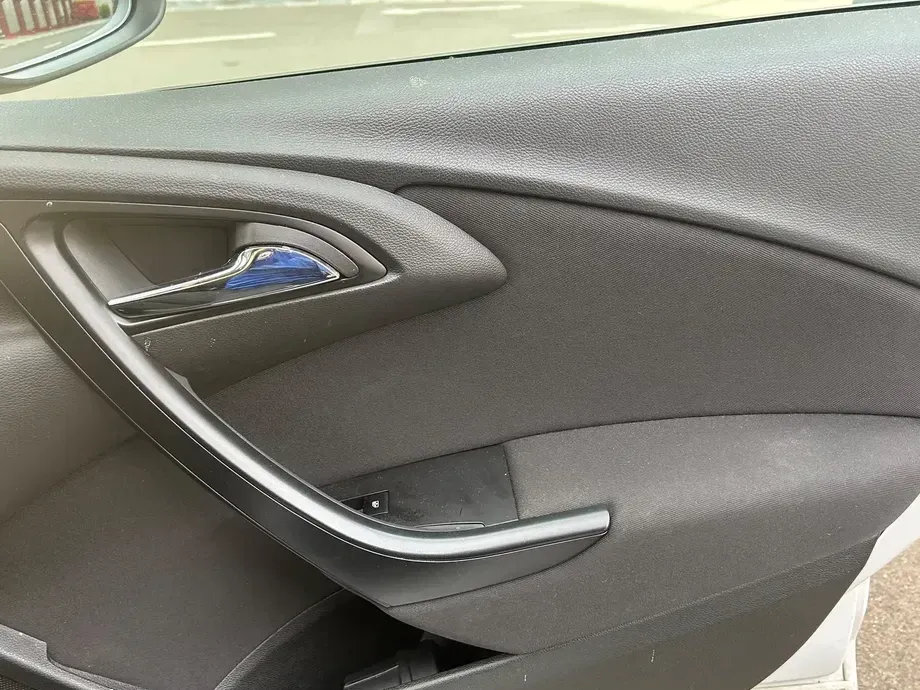 Opel Astra J — imagine 10