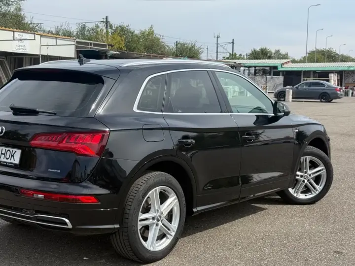 Audi Q5 50 TFSIe quattro S tronic S line business