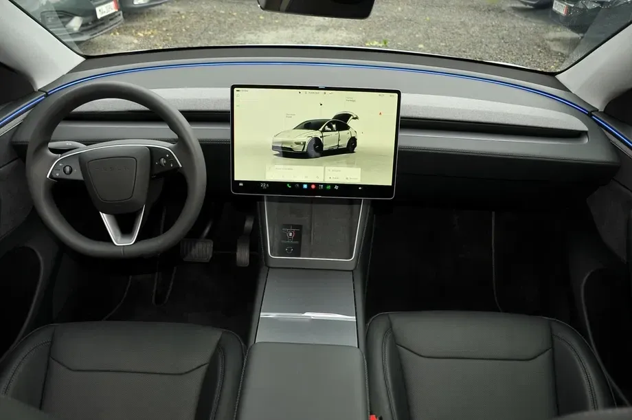 Tesla Model Y Long Range Dual Motor AWD — imagine 8