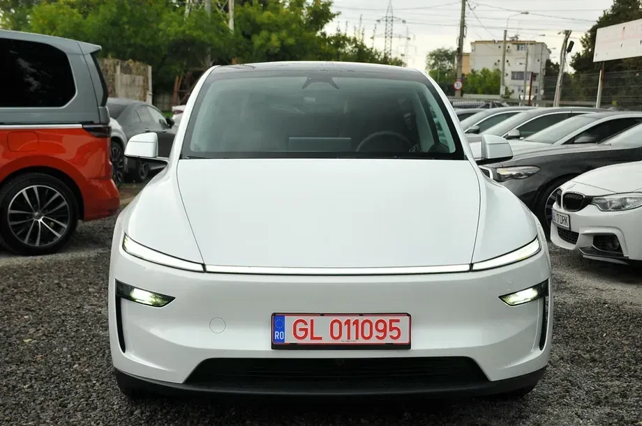 Tesla Model Y Long Range Dual Motor AWD — imagine 4