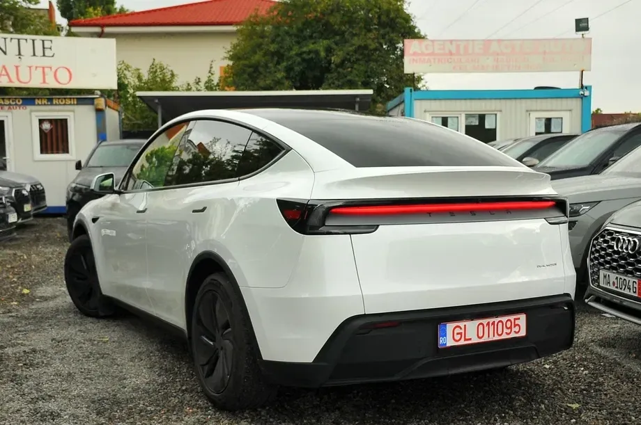 Tesla Model Y Long Range Dual Motor AWD — imagine 6