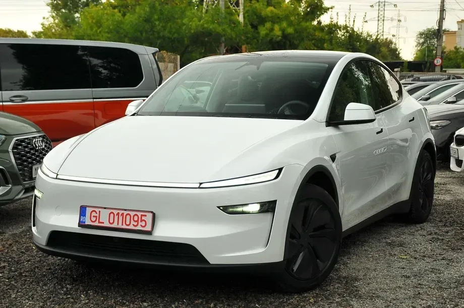 Tesla Model Y Long Range Dual Motor AWD — imagine 3