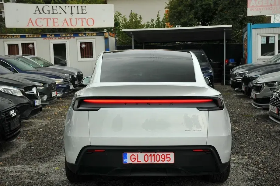 Tesla Model Y Long Range Dual Motor AWD — imagine 5