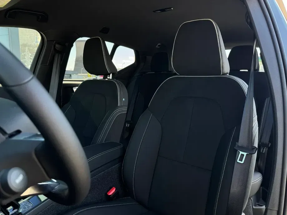 Volvo XC 40 Recharge Single Motor Extended Range RWD Plus — imagine 8