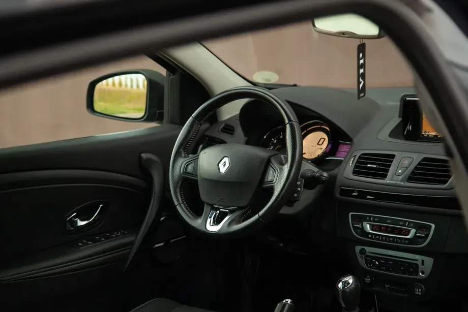 Renault Mégane III ENERGY dCi 130 Start & Stop Bose Edition — imagine 6