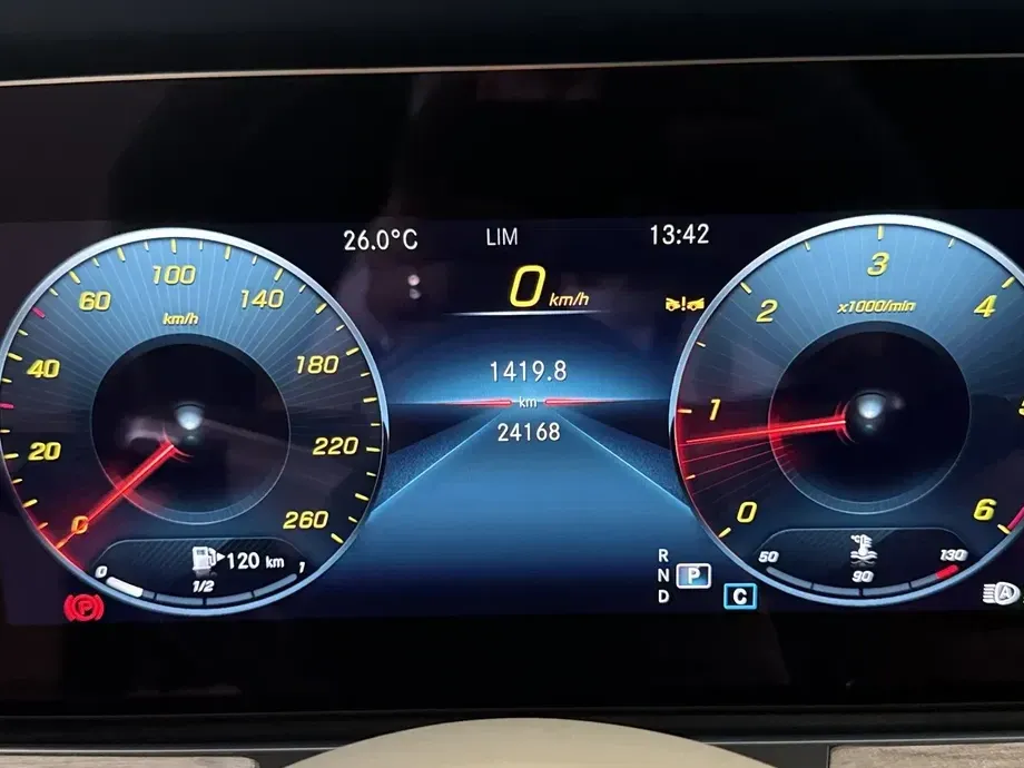 Mercedes-Benz E — imagine 10