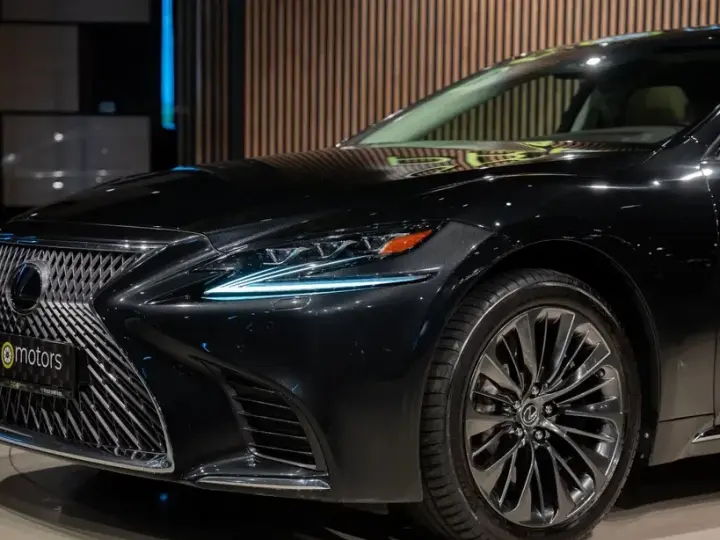 Lexus LS V