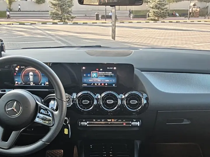 Mercedes-Benz B 180