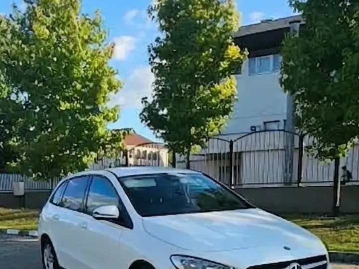 Mercedes-Benz B 180