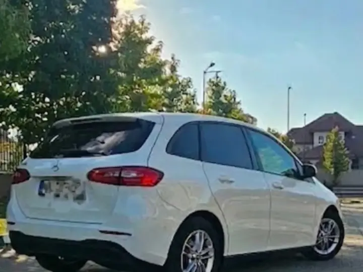 Mercedes-Benz B 180