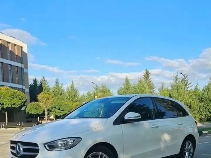 Mercedes-Benz B 180