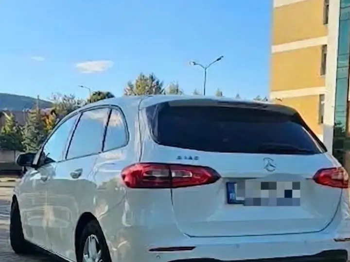 Mercedes-Benz B 180