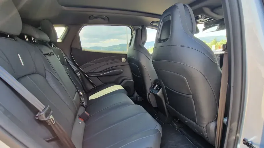 Omoda 7 1.5 TGDI 1DHT PHEV Exclusive Plus — imagine 8