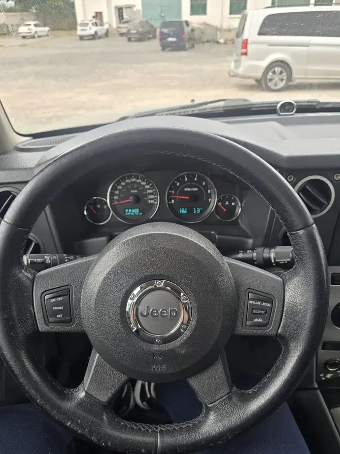 Jeep Commander — imagine 5
