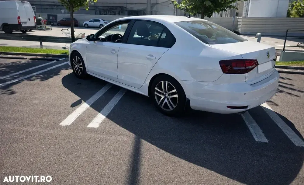 Volkswagen Jetta — imagine 3