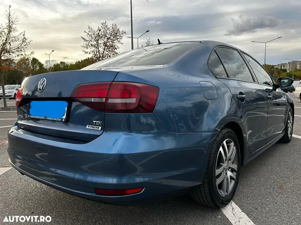 Volkswagen Jetta 2.0 TDI DSG Comfortline — imagine 3