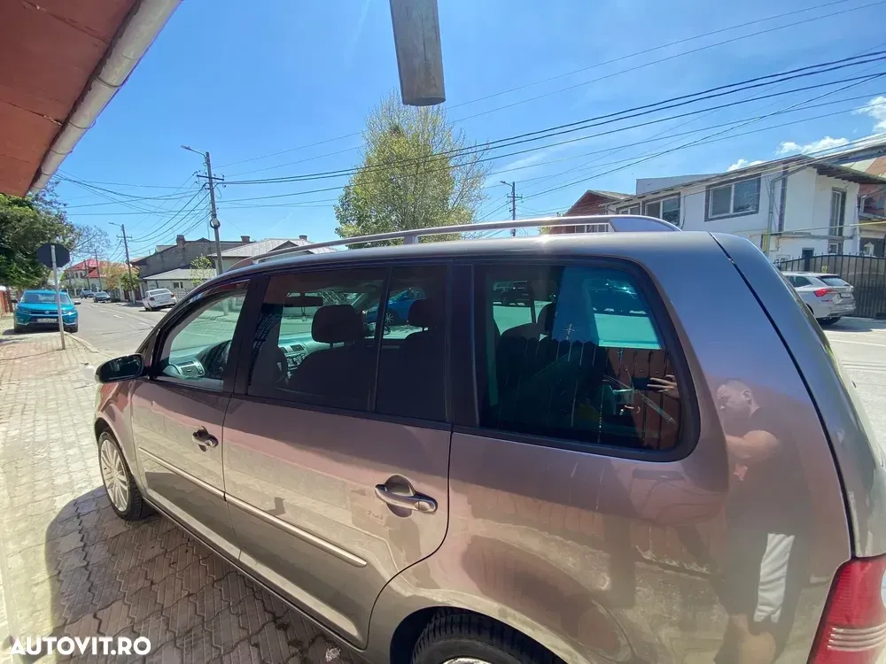 Volkswagen Touran 2.0TDI Highline — imagine 6