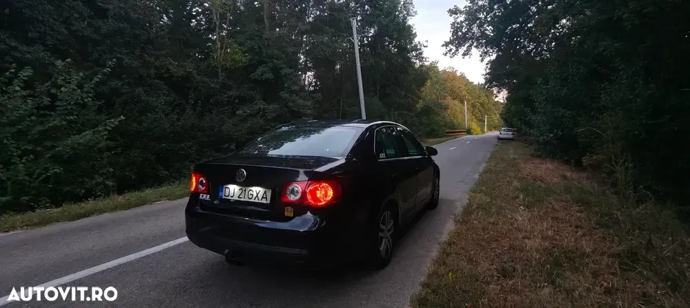 Volkswagen Jetta 2.0 TDI Sportline — imagine 2