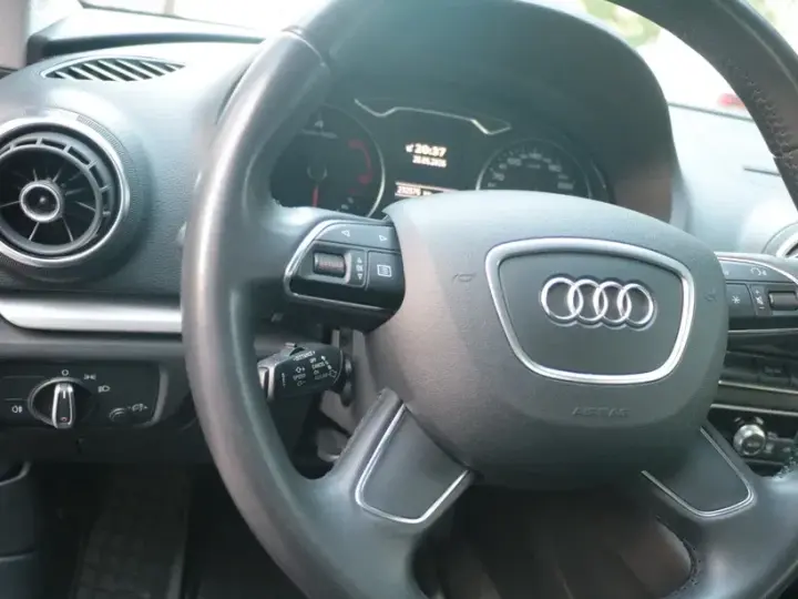 Audi A3 Sportback 8V 1.6 TDI Stronic Attraction