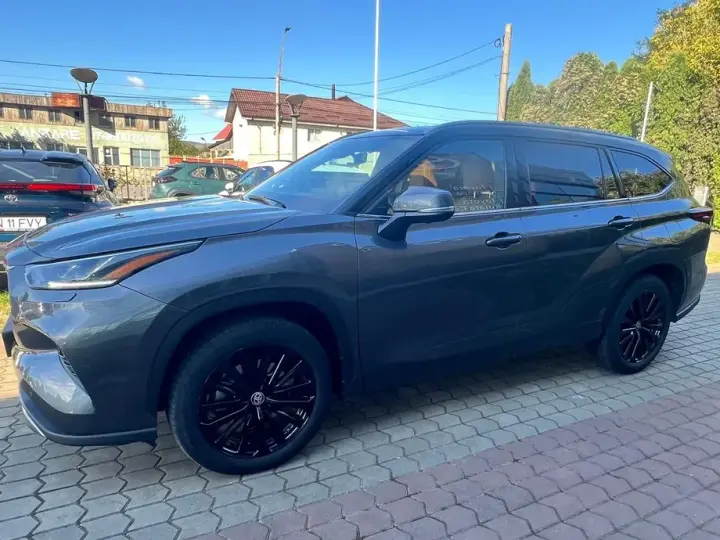 Toyota Highlander IV 2.5 L Dynamic Force 248CP Luxury Metallic