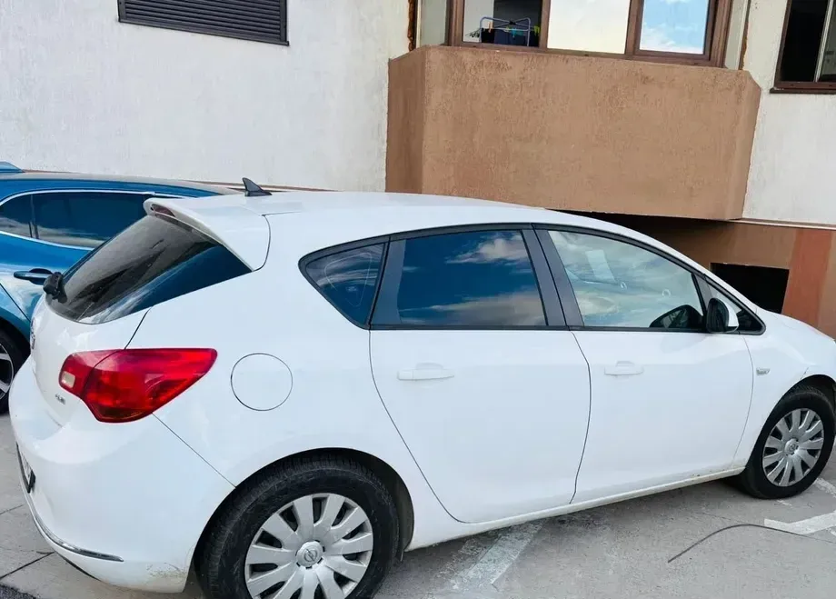 Opel Astra J — imagine 8