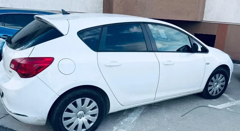 Opel Astra J — imagine 9