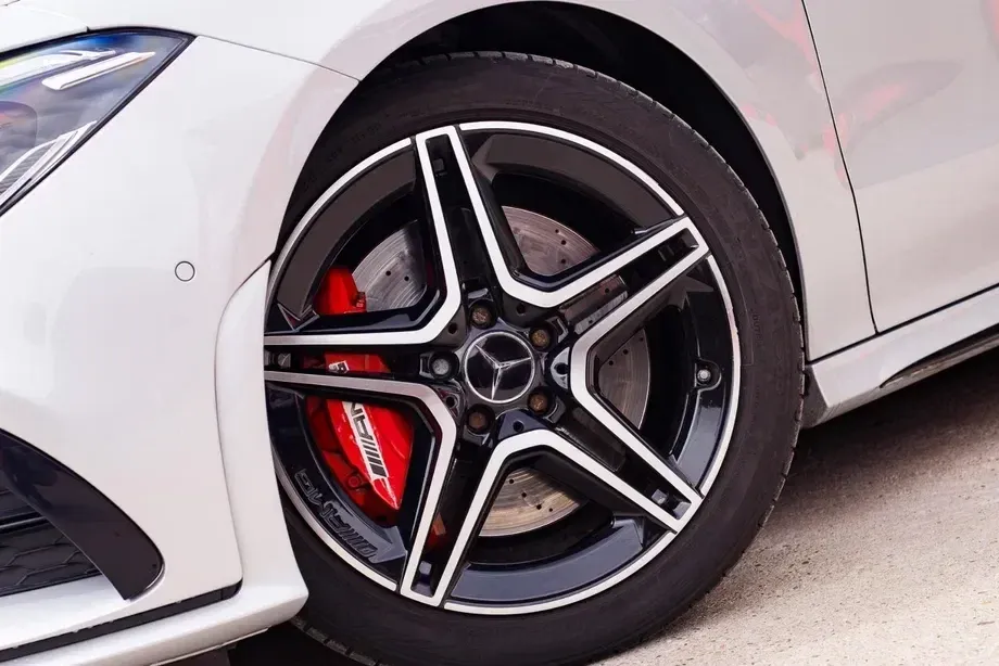Mercedes-Benz CLA 35 AMG 4MATIC AMG Speedshift 7G-DCT — imagine 8