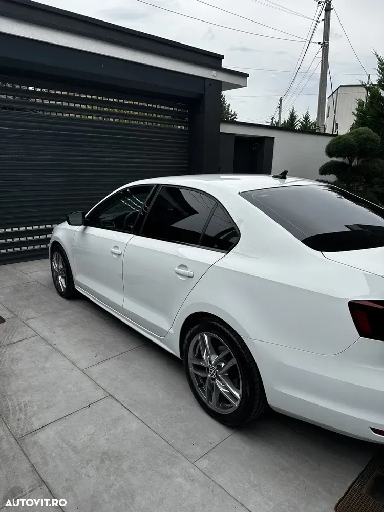 Volkswagen Jetta — imagine 4