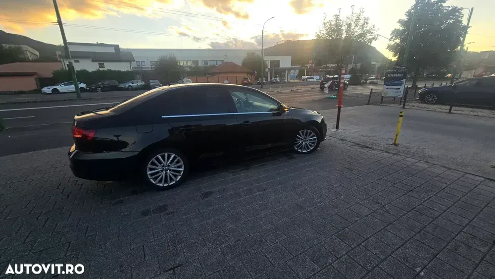 Volkswagen Jetta 2.0 TDI DSG Highline — imagine 3