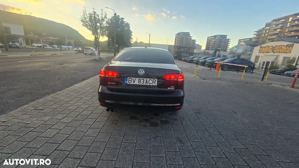 Volkswagen Jetta 2.0 TDI DSG Highline — imagine 4