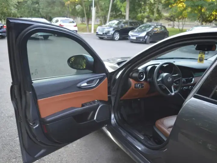 Alfa Romeo Giulia 2.0 Turbo 16V AT8 Veloce